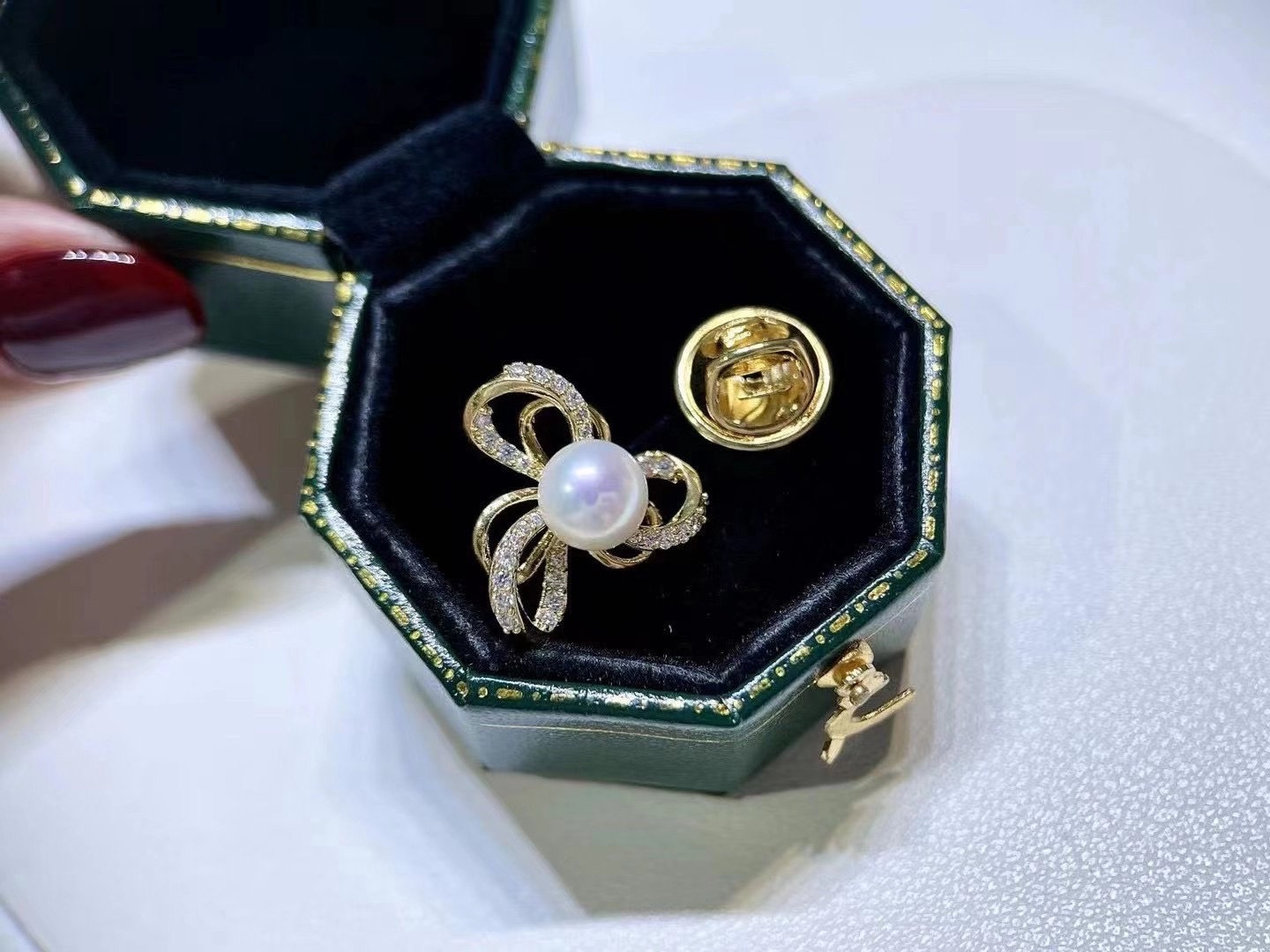 随处可搭配的小时尚精品防走光领扣来咯！
可甜可咸可女神系列💃
衣服！包包！鞋子！裤子！帽子！
小小点缀～可以如此与众不同详情图5