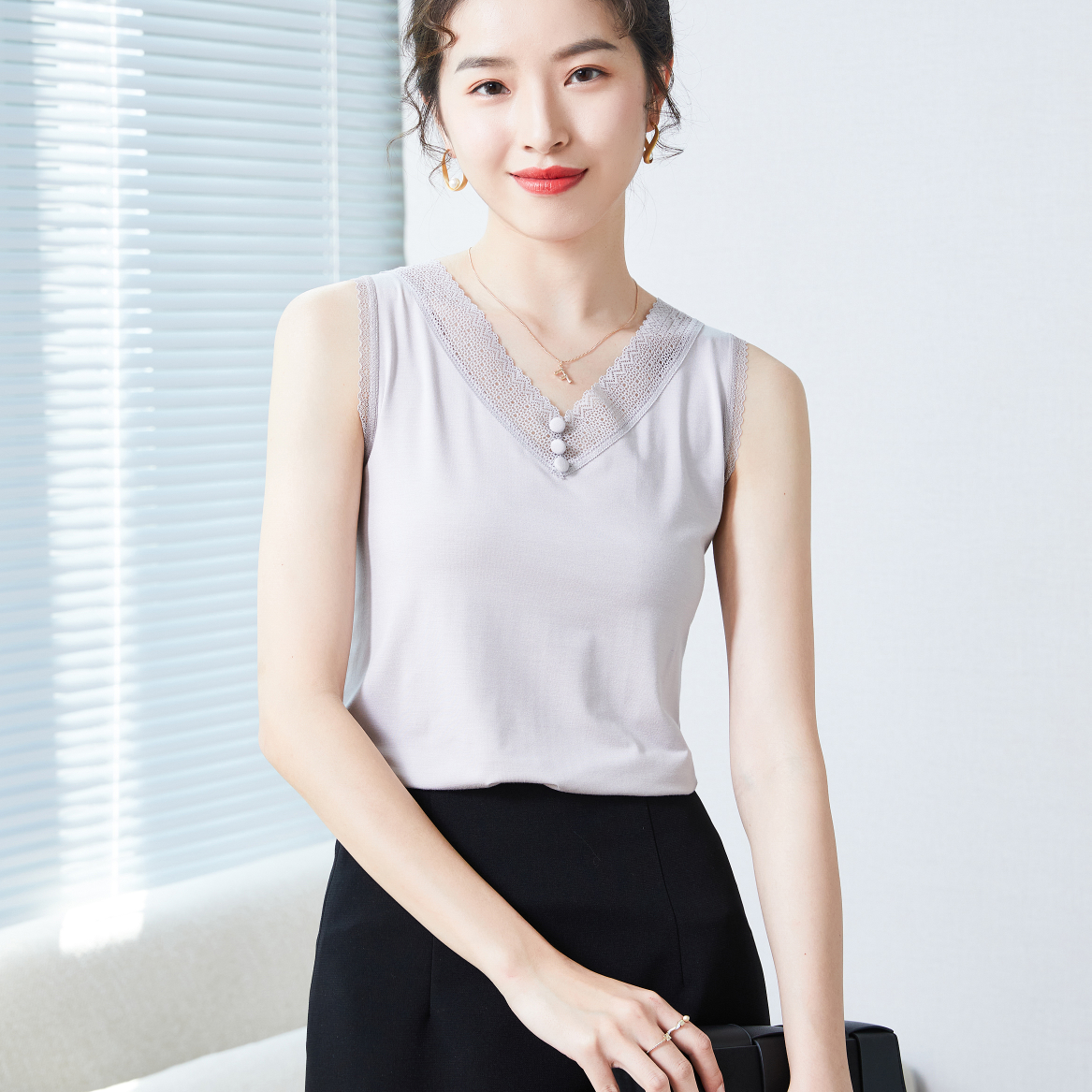 A strapless vest for women can be paired with a new, fashionable and stylish sleeveless top for early autumn 2021, which is slimming and form-fitting. It can also be worn with a base layer. 6