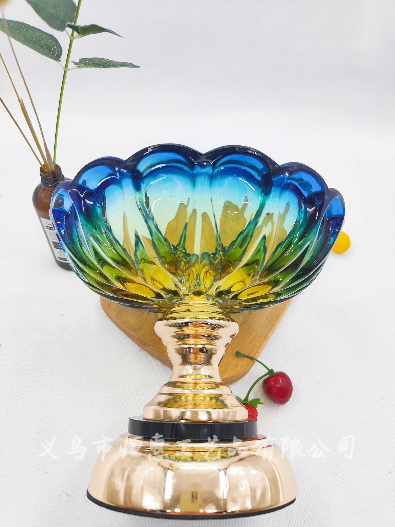 European-style modern fruit platter, creative modern living room household, American-style home coffee table, decorative item, glass fruit platter Application Scenario