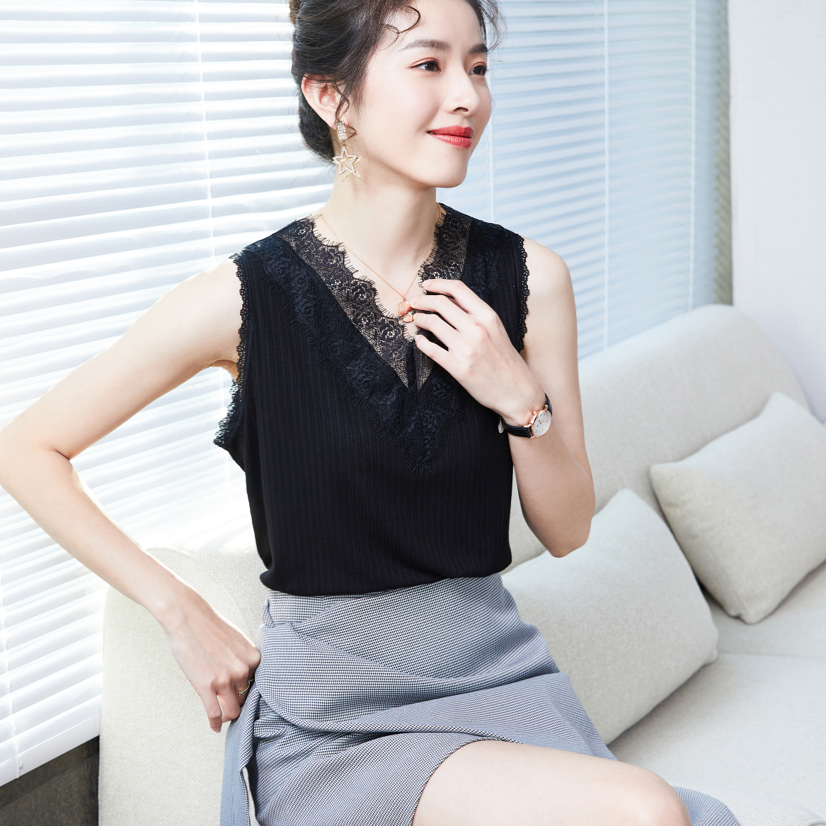 A strapless vest for women can be paired with a new, fashionable and stylish sleeveless top for early autumn 2021, which is slimming and form-fitting. It can also be worn with a base layer. 2