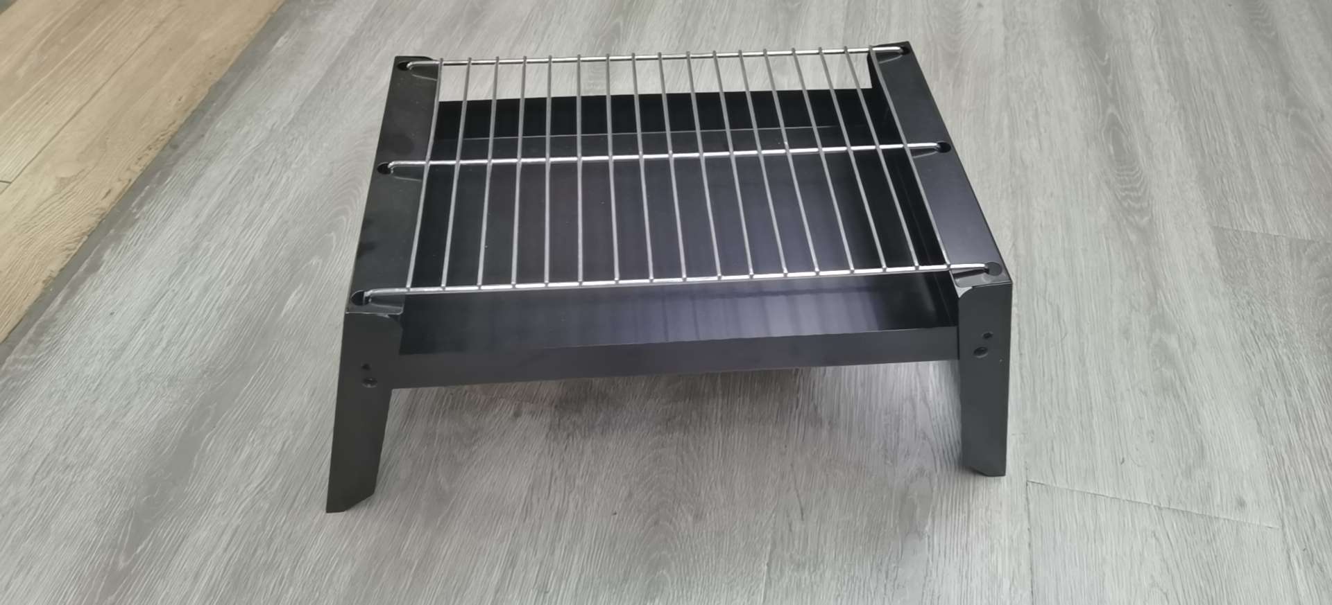 Outdoor Simple Folding Grill Black Charcoal Simple Grill Application Scenario