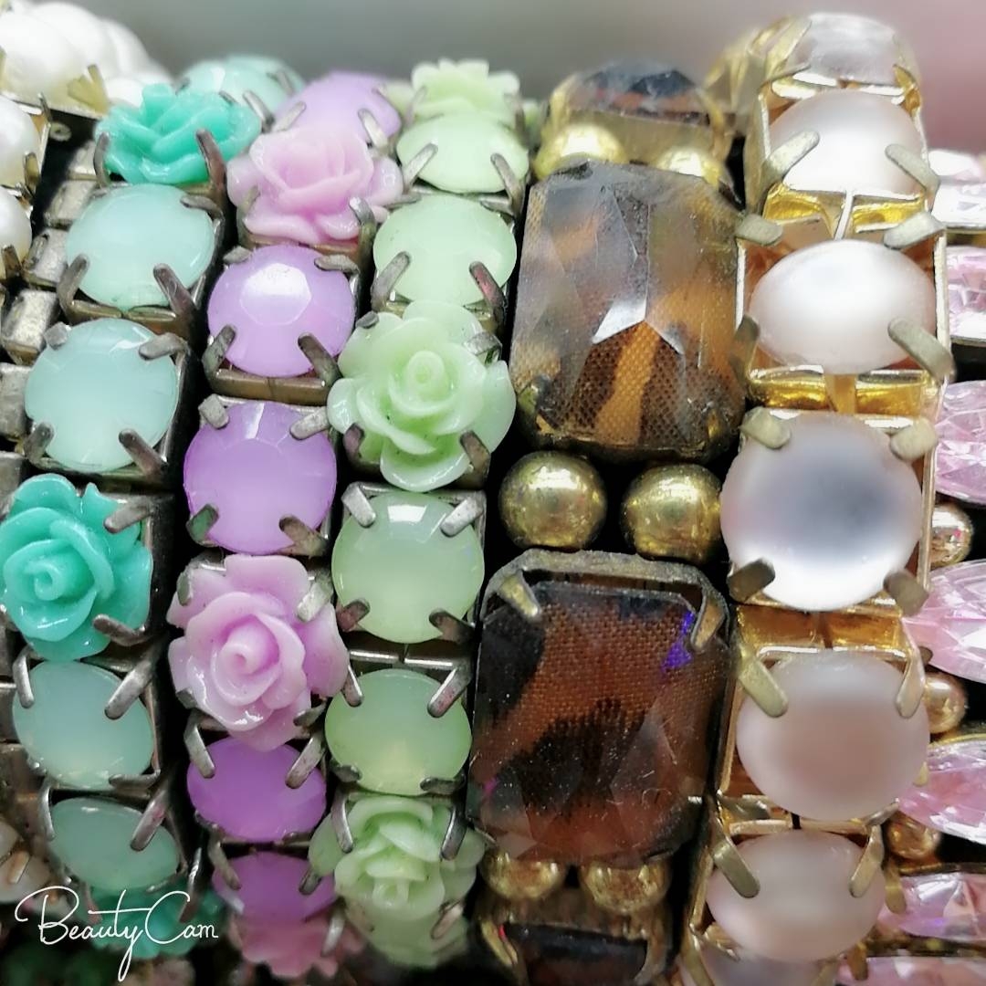 The popular resin flower elastic bracelet from Chaoxia Diamond Jewelry in Yiwu International Trade City is a classic and fashionable Chaoxia 18