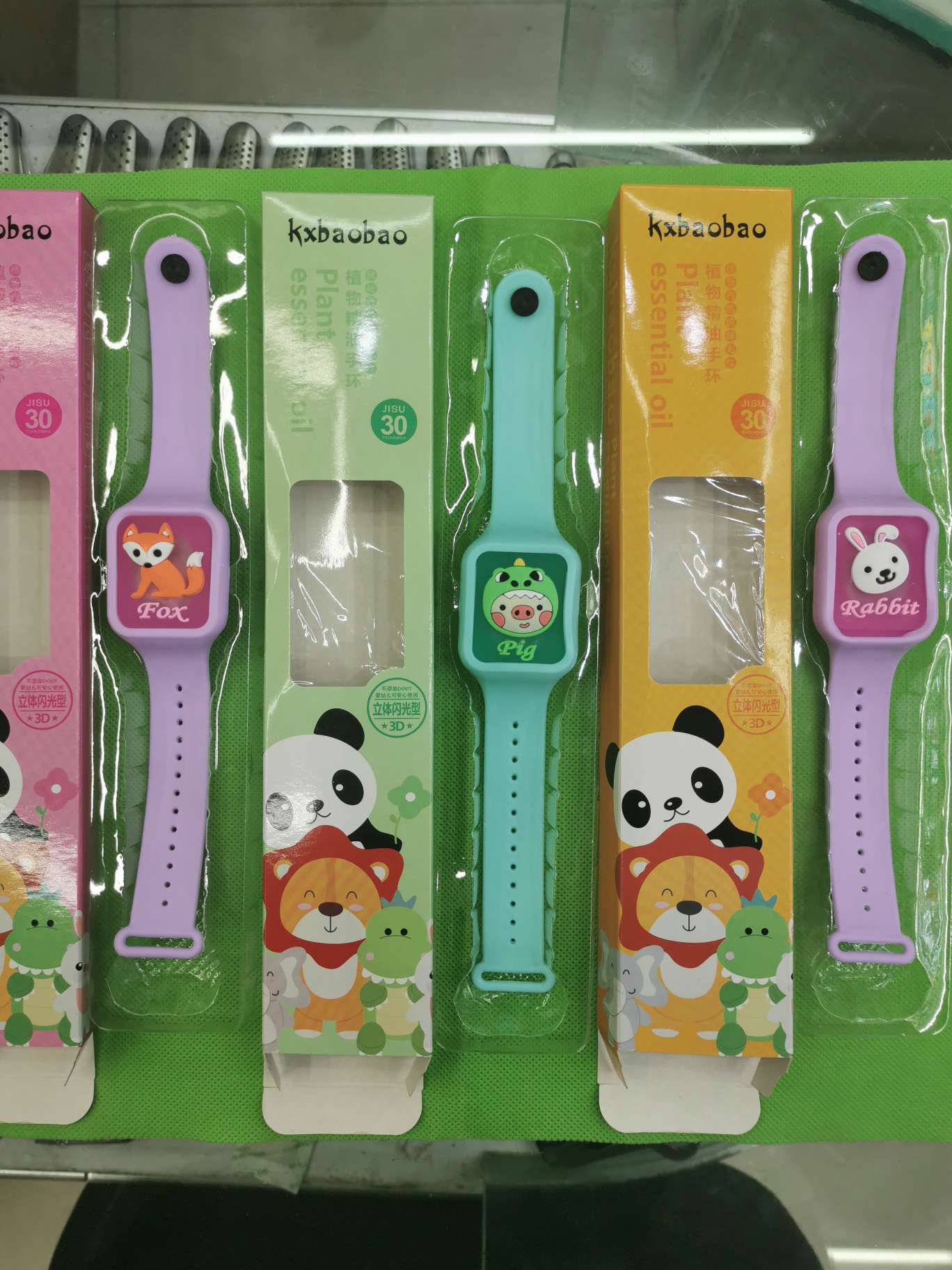 本店有驱蚊产品，会发光卡通版款式多多，看图下单也可以，量大从优，欢迎客户来下单。白底实物图