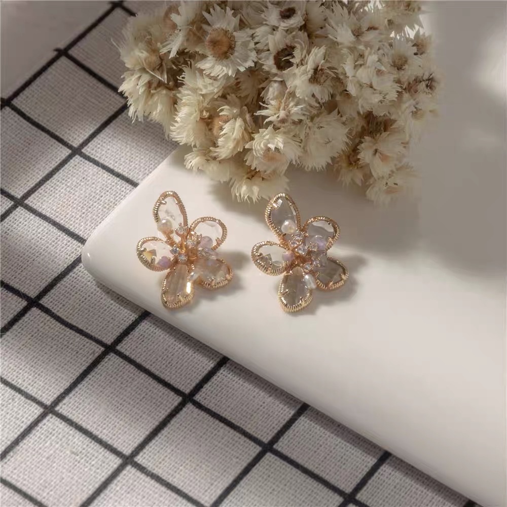 Na Accessories -011 Classic shell, pearl and flower design, fresh, sweet and girlish, versatile, fashionable and internet-famous stud earrings details Picture