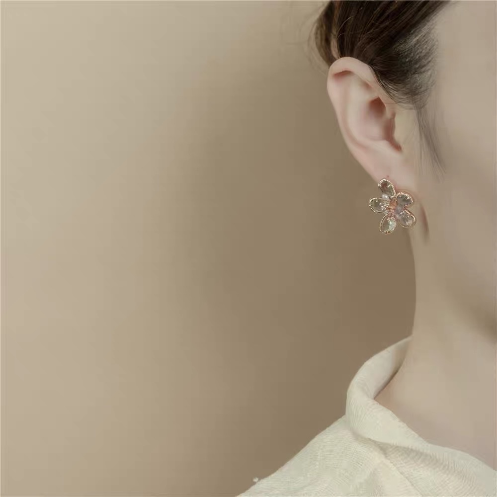 Na Accessories -011 Classic shell, pearl and flower design, fresh, sweet and girlish, versatile, fashionable and internet-famous stud earrings Specification image
