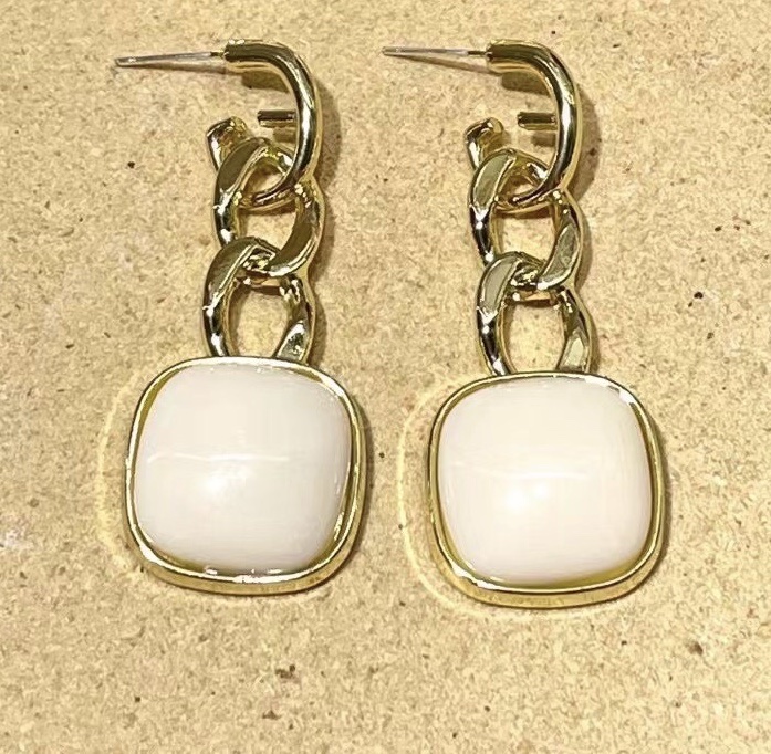 Yuna Accessories A008 Simple and niche design, fresh and stylish summer new resin earrings details Picture