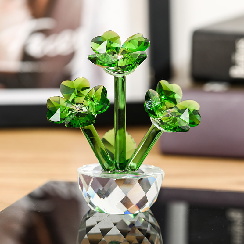 A simple table car decoration with a four-leaf clover crystal ornament Specification image