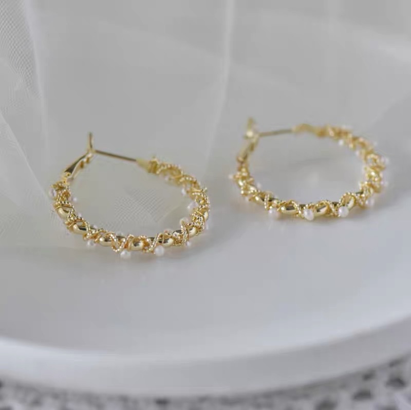Yuna Accessories A007 New pearl C-shaped stylish and luxurious earrings from a renowned European and American fashion brand Application Scenario