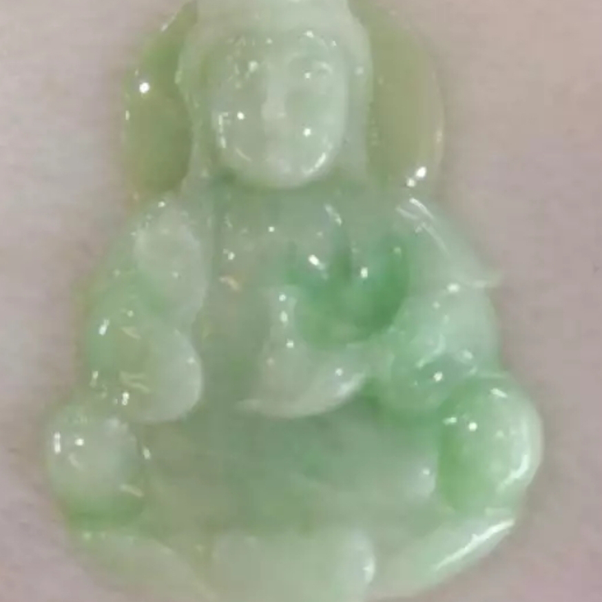 天然翡翠玉a货观音漂亮，水嫩透亮，高5.8cm宽4.8cm支持验货带证书