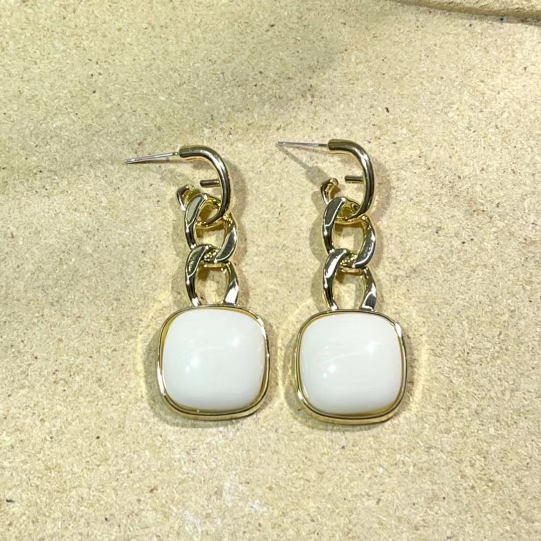 Yuna Accessories A008 Simple and niche design, fresh and stylish summer new resin earrings Application Scenario