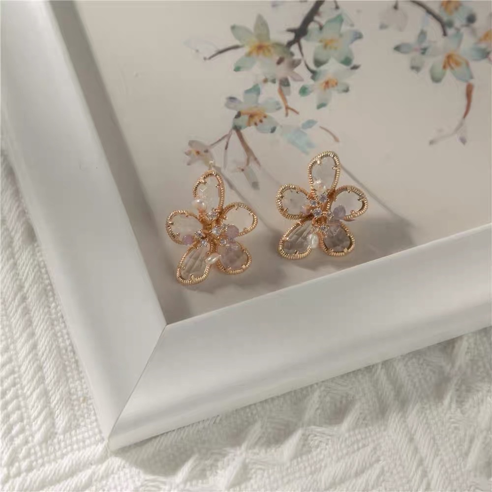 Na Accessories -011 Classic shell, pearl and flower design, fresh, sweet and girlish, versatile, fashionable and internet-famous stud earrings Application Scenario