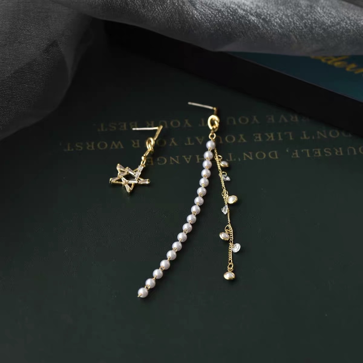 Yuna Accessories A006 Retro Trend fashion Bohemian ethnic style Niche design asymmetrical pearl tassel earrings Application Scenario