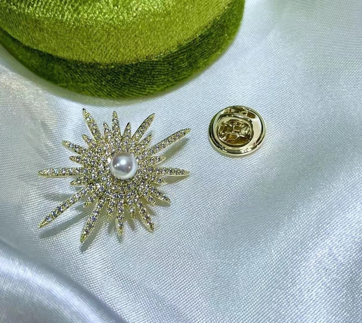 新品防走光小领扣精致上线！！！
不一样的时尚元素👍
小小个～精致满满详情图1