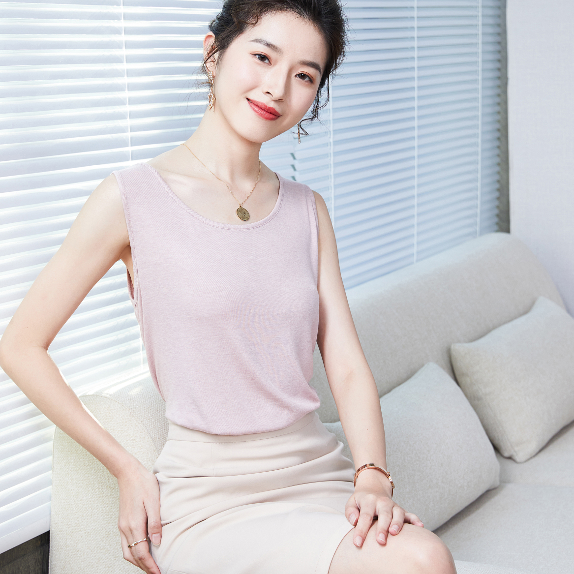 A strapless vest for women can be paired with a new, fashionable and stylish sleeveless top for early autumn 2021, which is slimming and form-fitting. It can also be worn with a base layer. 14