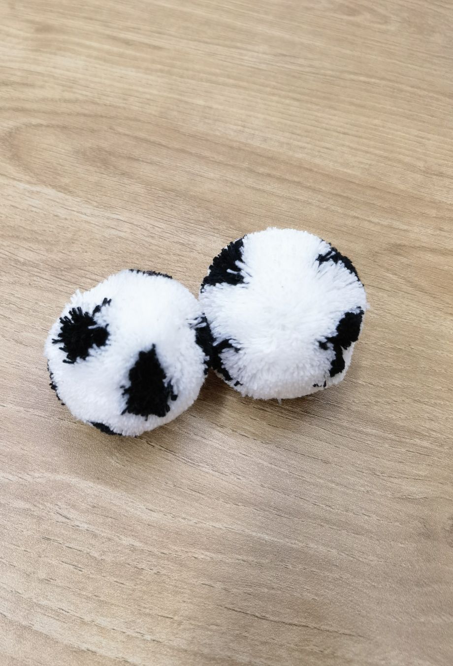 5.5Cm Rounded Black And White Flower Ball Specification drawing