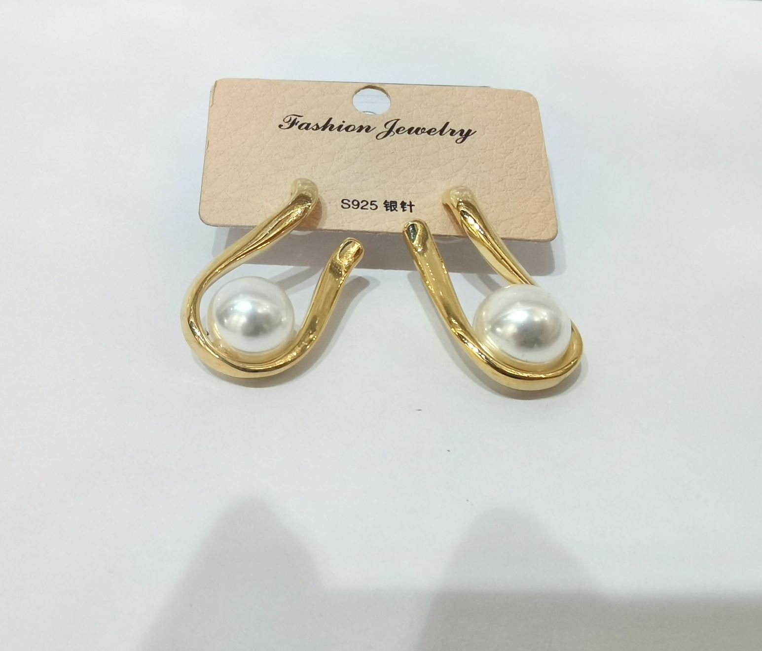 Europe And The United States Popular Pearl Earrings High-Grade Metal Earrings Korean Version Temperament Earrings Application Scenario