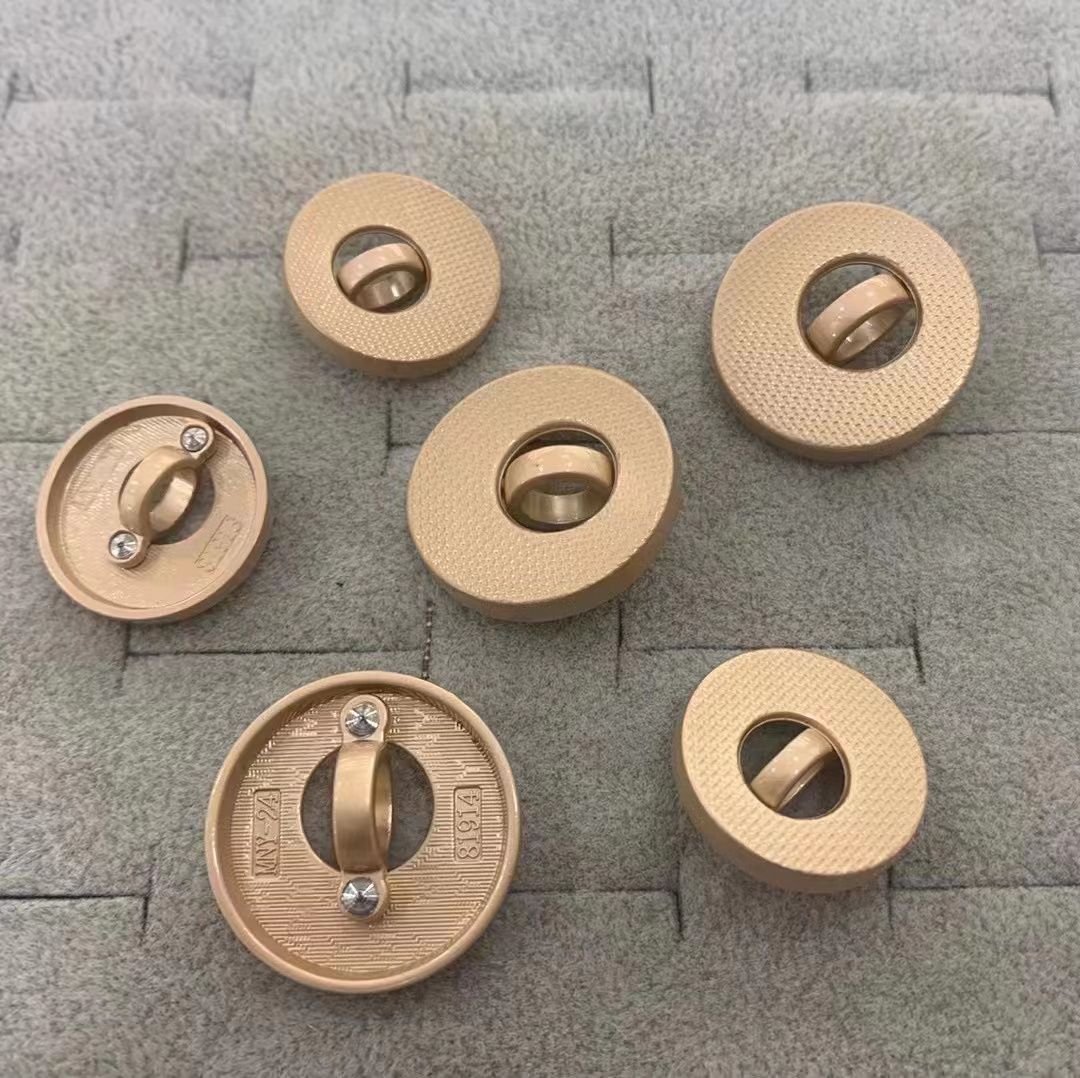 Wear Popular High-End Fashion Accessories Buttons
