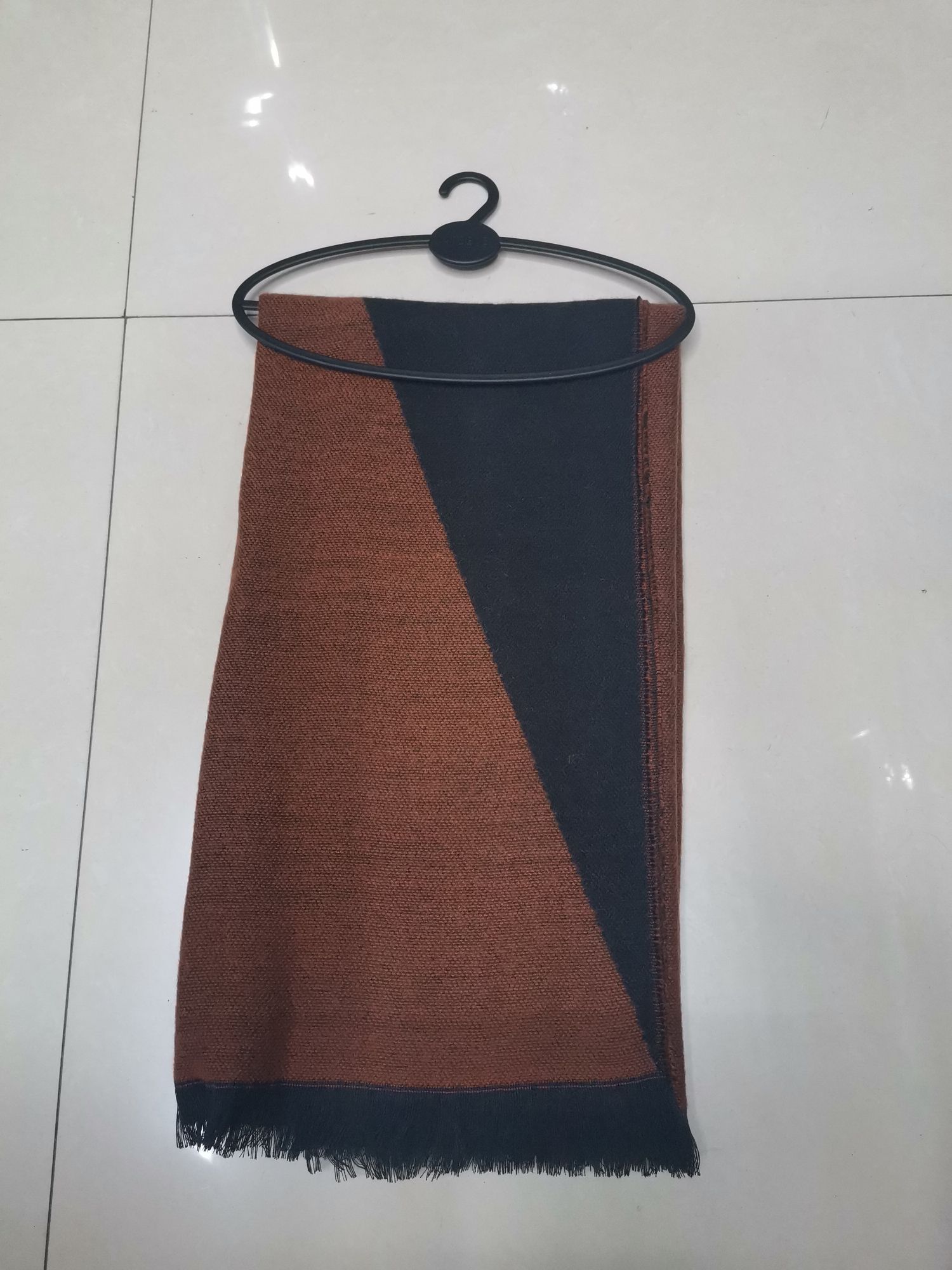 Diagonal Triangle Loose Beard Orange Red And Black Jacquard Scarf