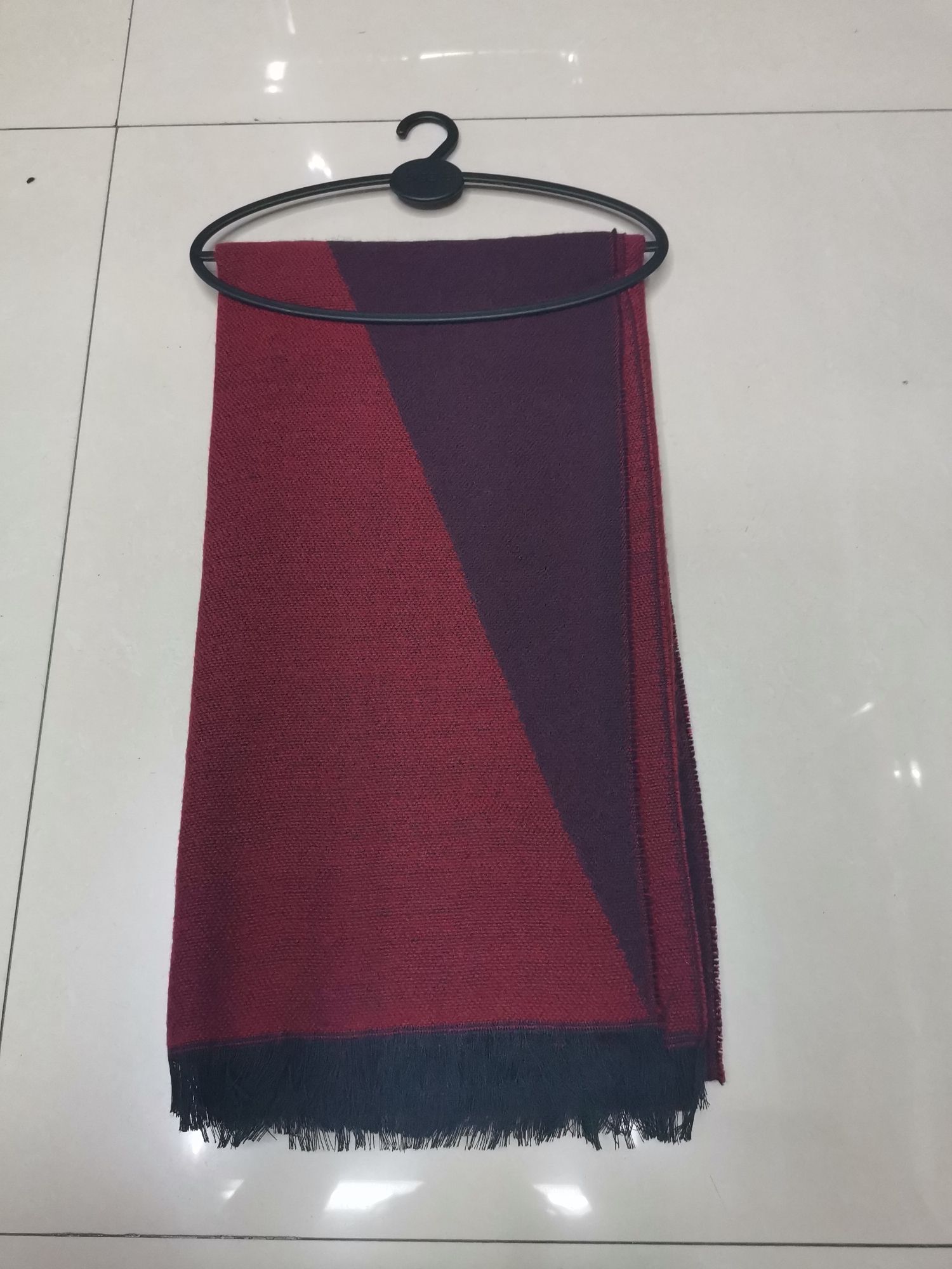 Diagonal Triangle Loose Beard Black With Red Jacquard Scarf Application Scenario
