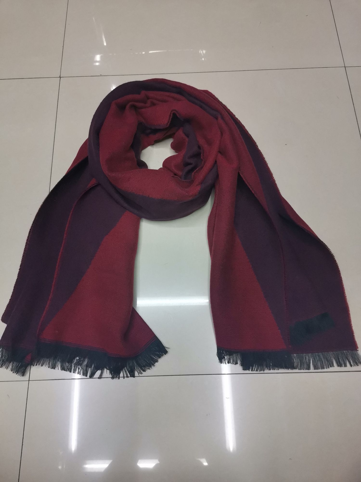 Diagonal Triangle Loose Beard Black With Red Jacquard Scarf Specification drawing