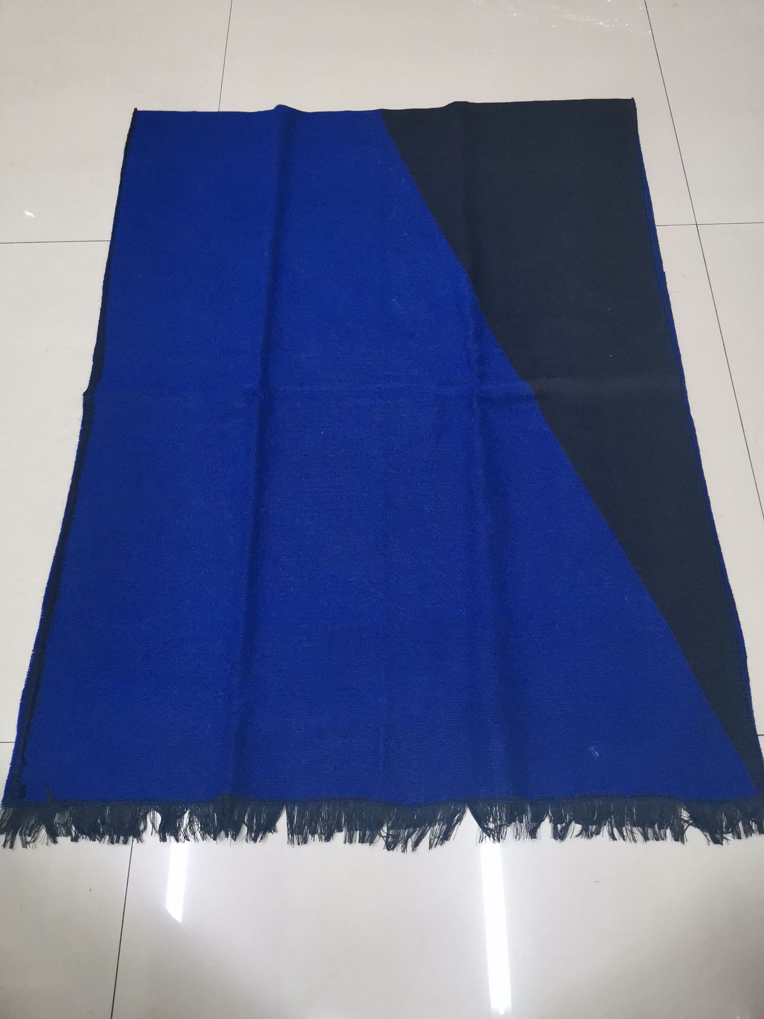 Diagonal Triangle Loose Beard Royal Blue And Black Jacquard Scarf Application Scenario