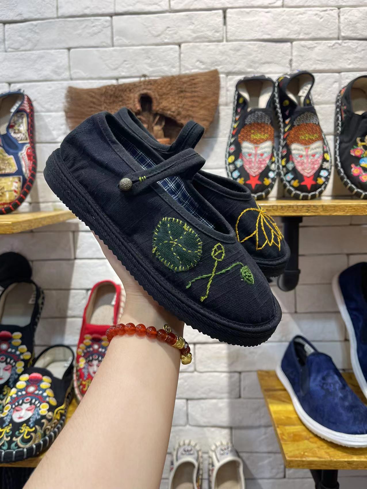 Jinghua Face Jingqiang Cloth Hand Sewing Green Lotus Pattern Cotton Shoes Cloth Shoes Handmade, 39 ~ 45 Yards, 1 details Picture