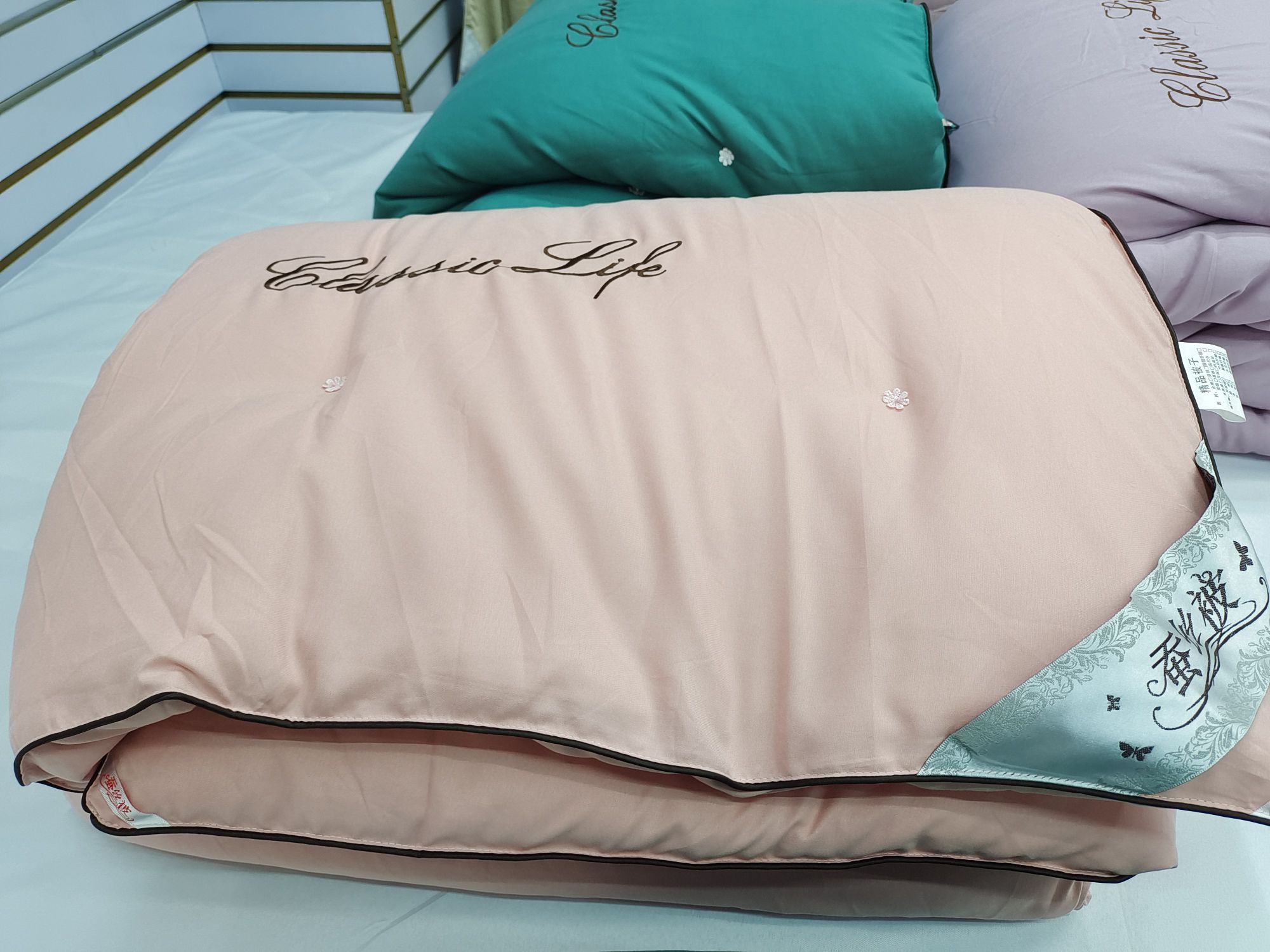 Manufacturers Direct Custom Silk Is Customized Winter Quilts 150*200/200*230 Winter Is Customized Spring And Autumn Quilt full figure