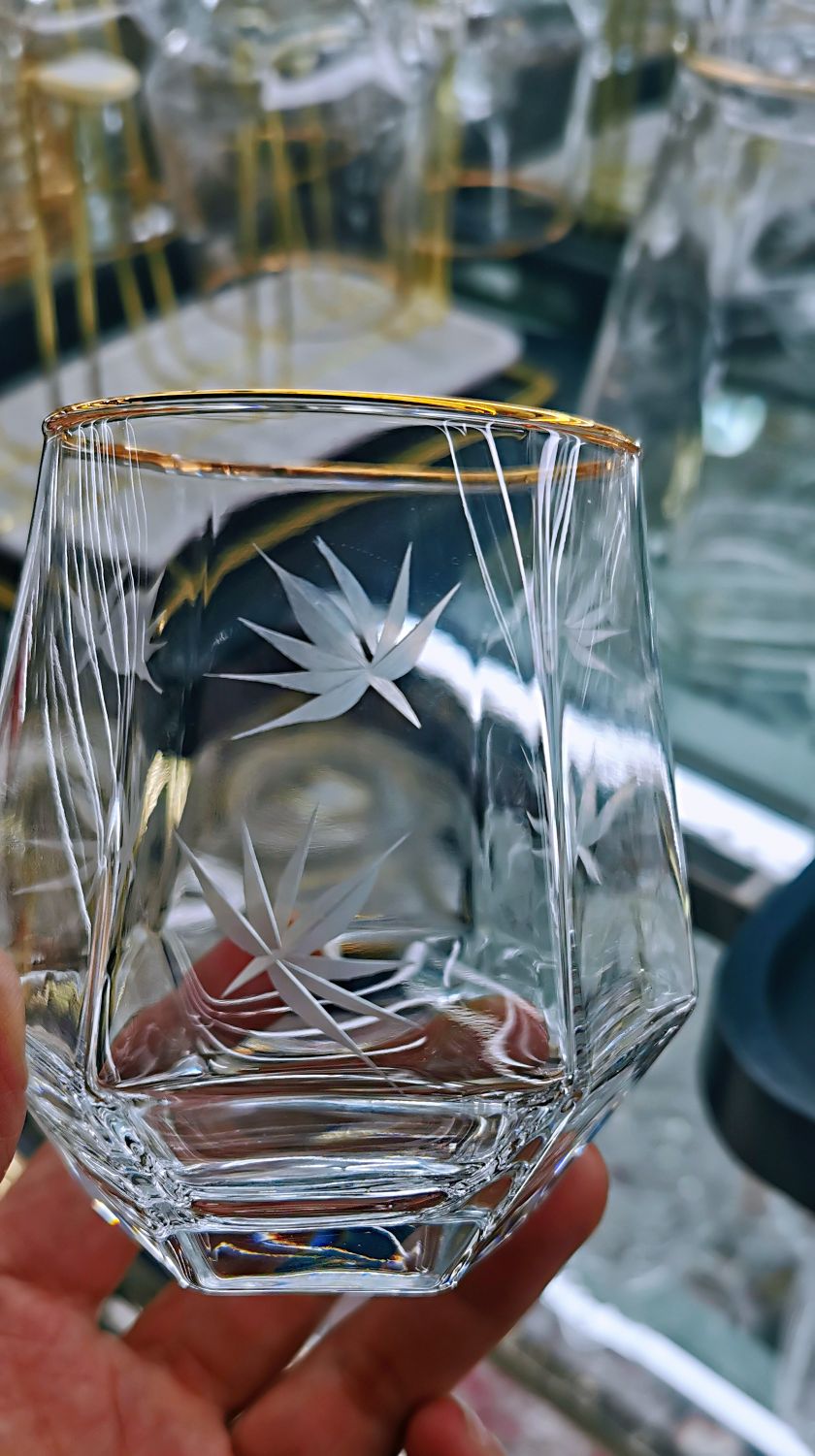 Hand-painted glass made by adhering to the concept of sustainable development