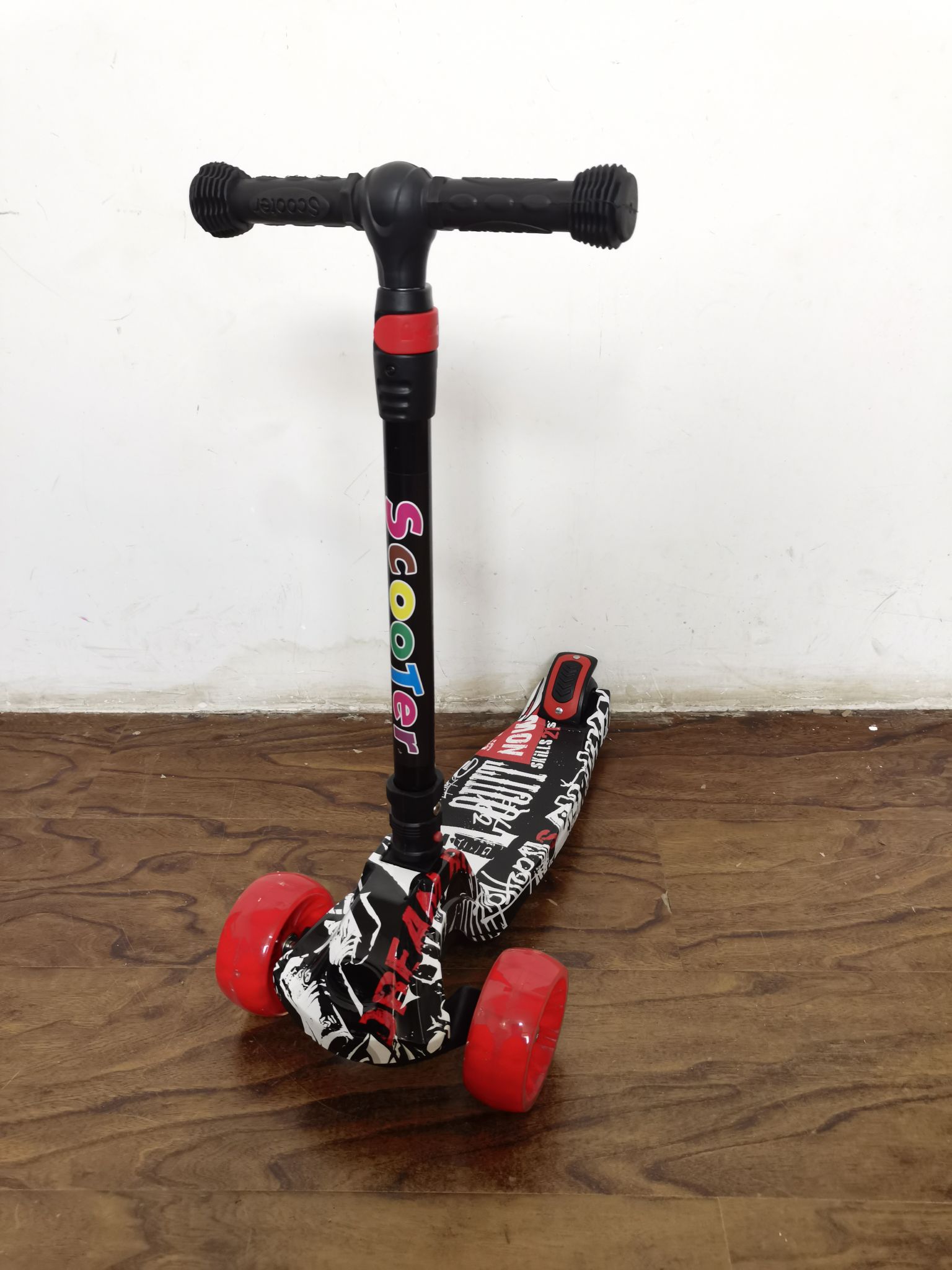 Children's scooter is children's exercise balance rely on body power steering anti-rollaway safer pU wheel flash mute glide more stable Application Scenario