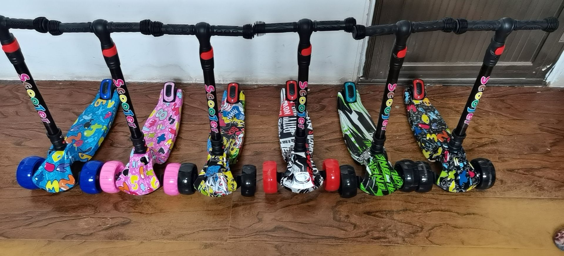 Children's scooter is children's exercise balance rely on body power steering anti-rollaway safer pU wheel flash mute glide more stable Item Picture