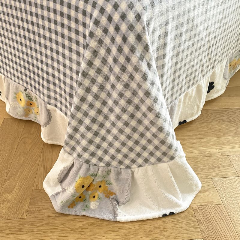 Milk Velvet 4-Piece Set Solid Color Naked Sleeping Thickened Bed Sheet Cover Simple Pillowcase Student Dormitory Bedding Kit Application Scenario