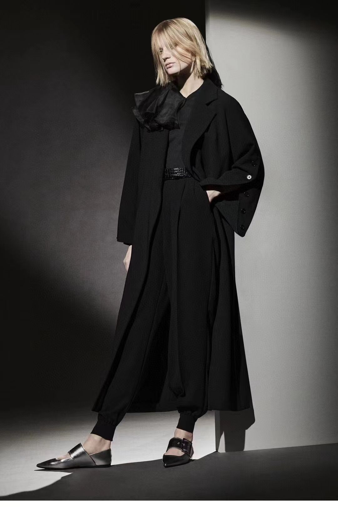 Autumn And Winter New High-End Fashion Trend Front Line Warm Cold, Wind And Freeze Men And Women With The Same Black Trench Coat details Picture