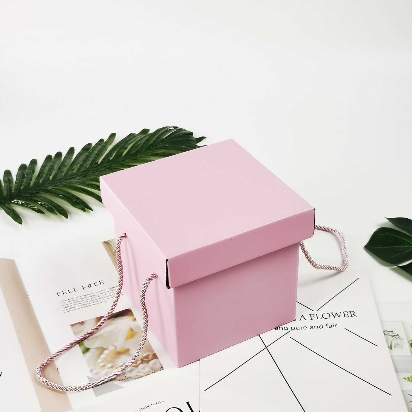 Pink square corrugated box, gift box, wedding candy box, snack box, present box, storage box, birthday gift box Specification drawing