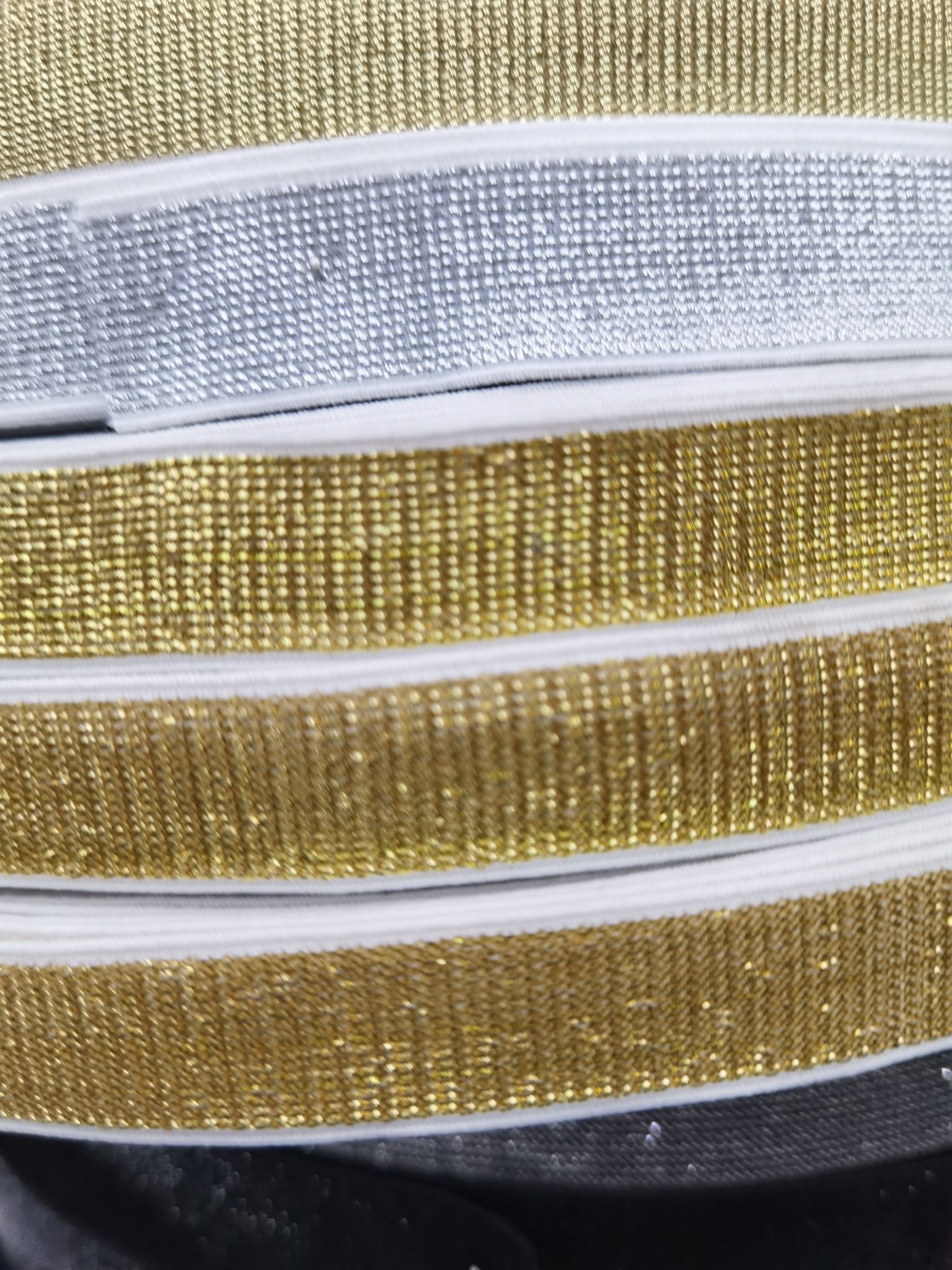 The Gold Wire Is Loose details Picture