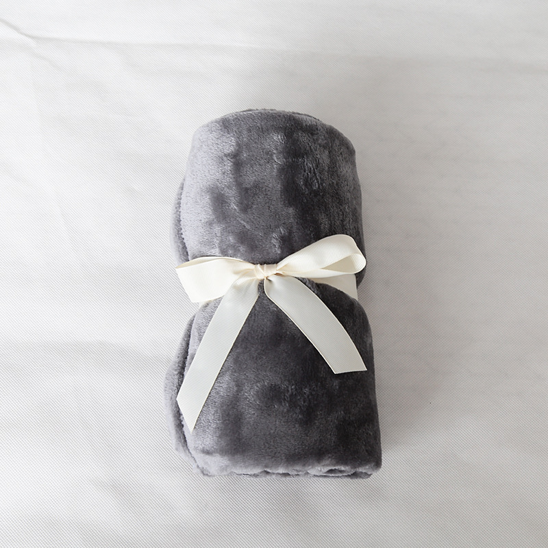 Factory Direct Sales Solid Color Flannel Blanket Office Nap Blanket Knee Blanket Application Scenario
