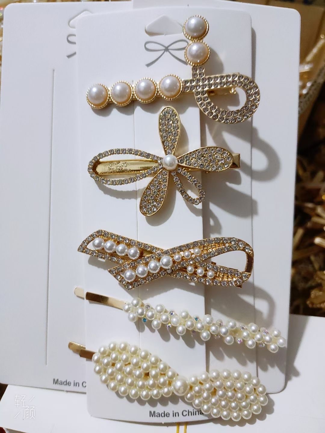 The popular online bestseller, the summer pearl alloy diamond one-piece clip, elegant alloy metal hair clip, fishtail style, alloy back head bun, women's top hair clip accessory, Yibei 'er 005 Specification image