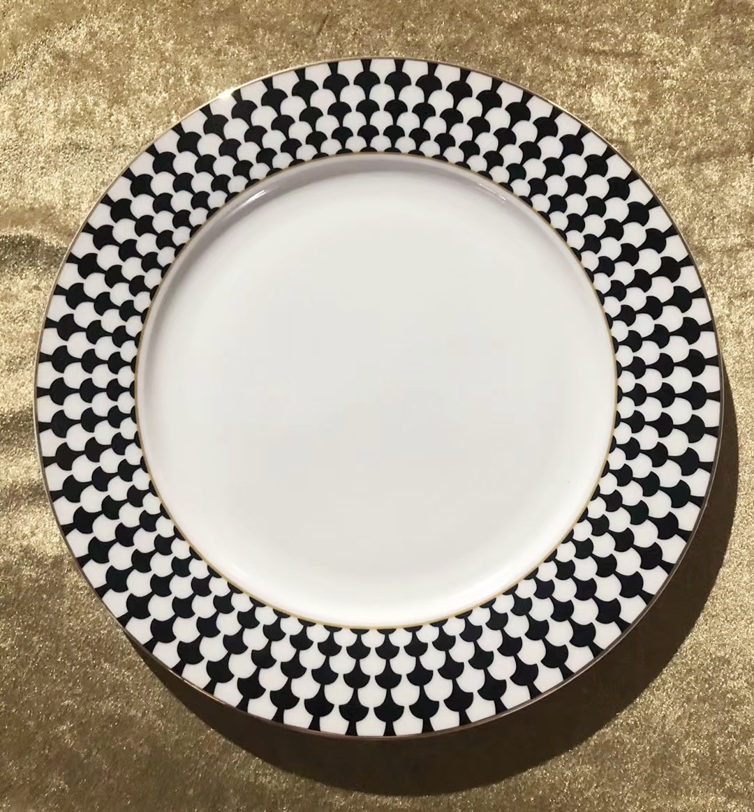 10.5-Inch Golden Bone China Ceramic Platter Application Scenario