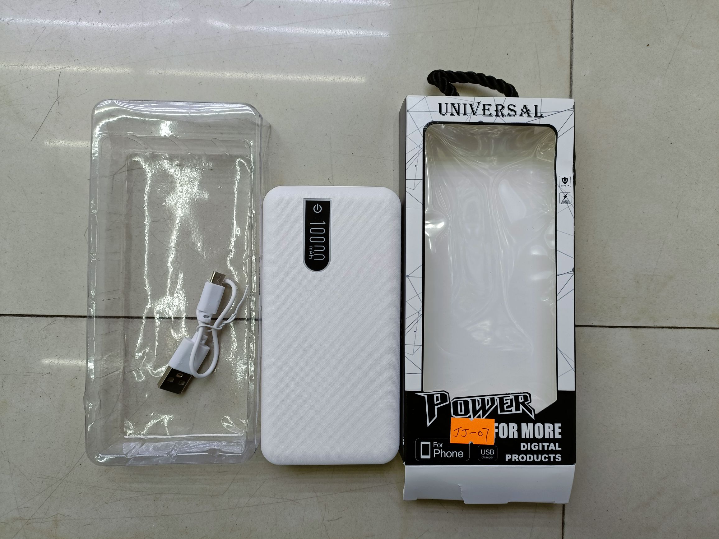 Removable three-wire charging bank mobile power supply full figure
