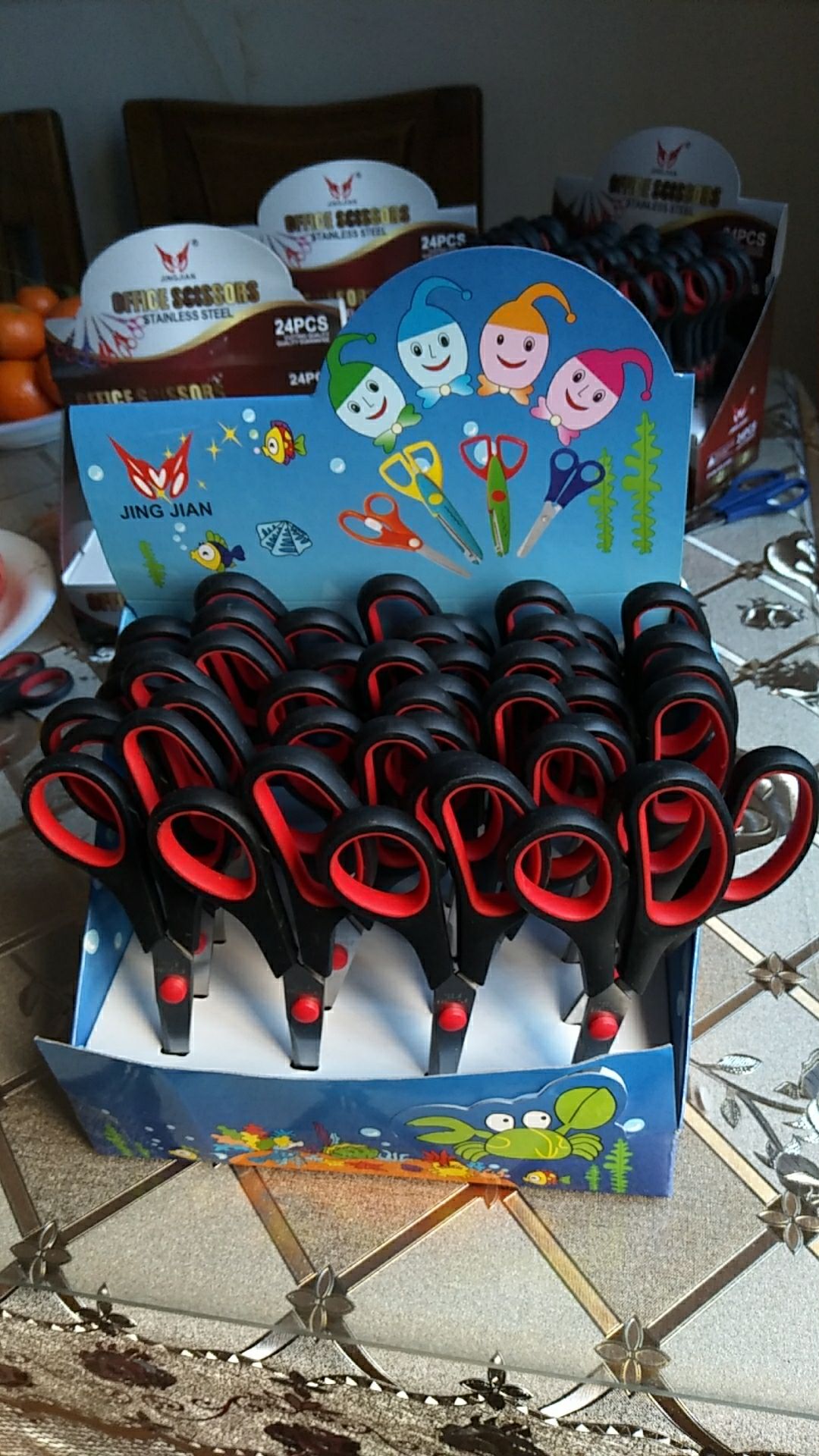 Office scissors, office and educational scissors, rubber and plastic 7.5-inch scissors, black handle and red ring scissors Application Scenario