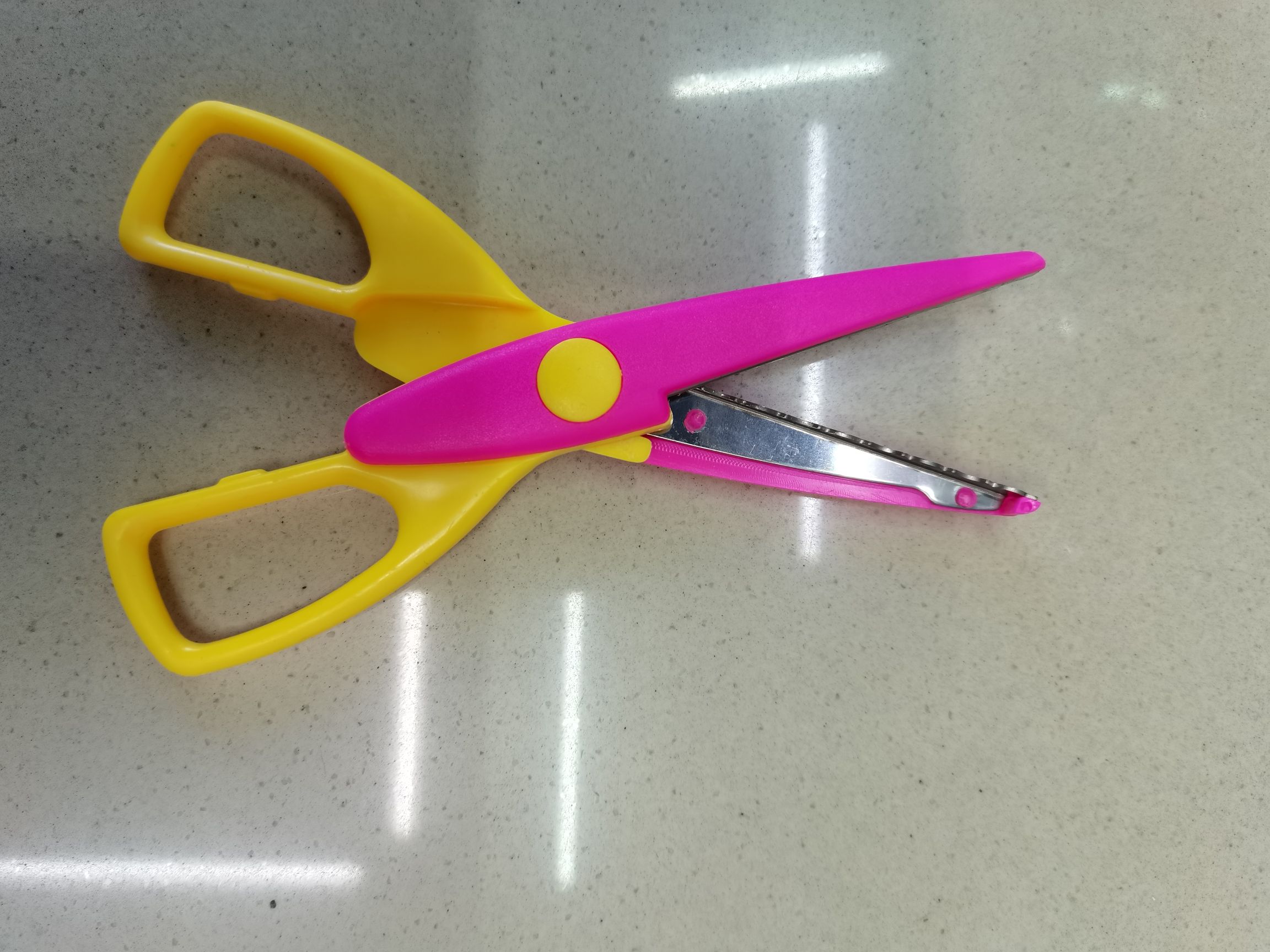 Lace scissors, office and educational stationery scissors, student scissors Application Scenario