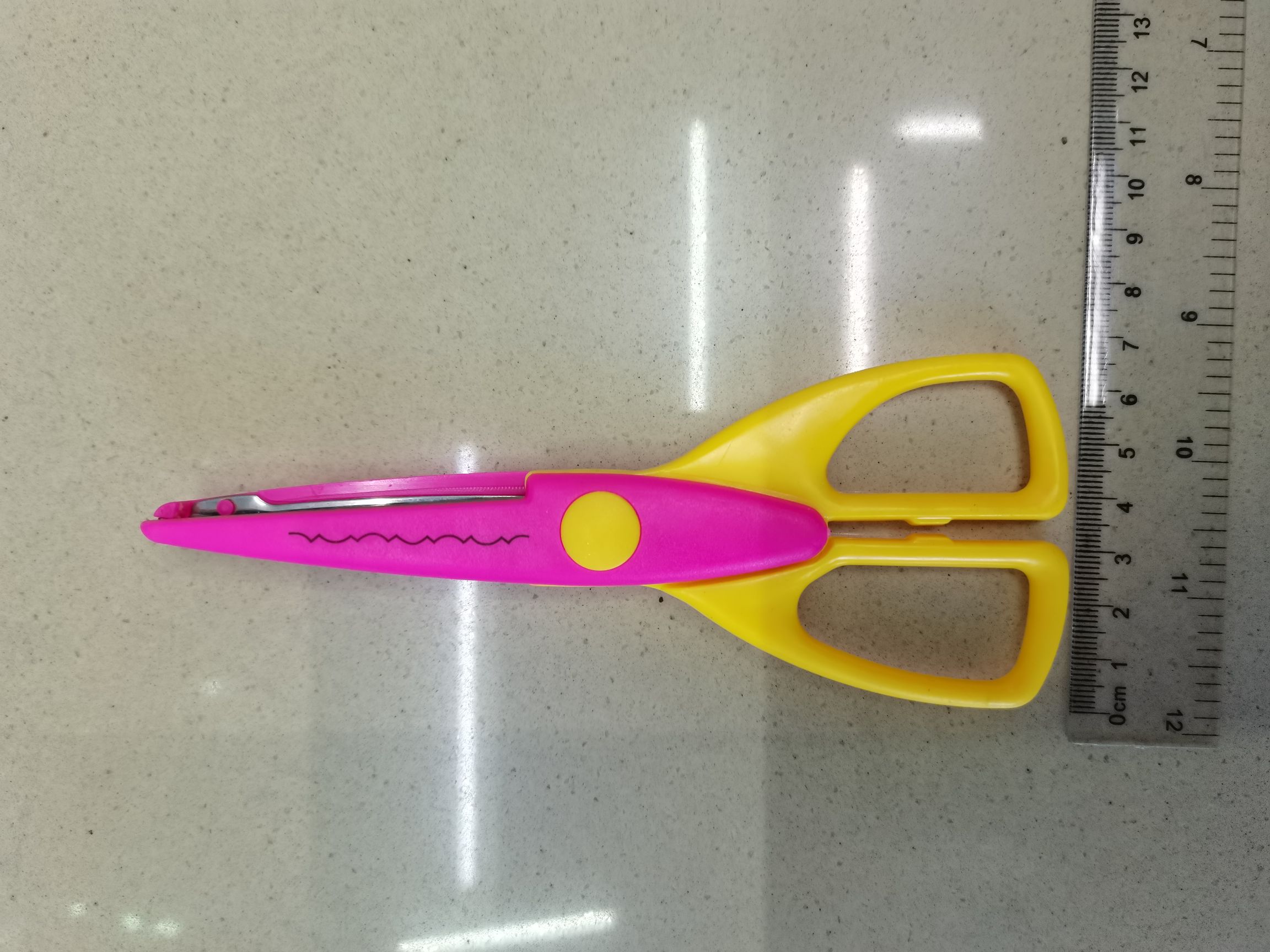 Lace scissors, office and educational stationery scissors, student scissors Specification drawing