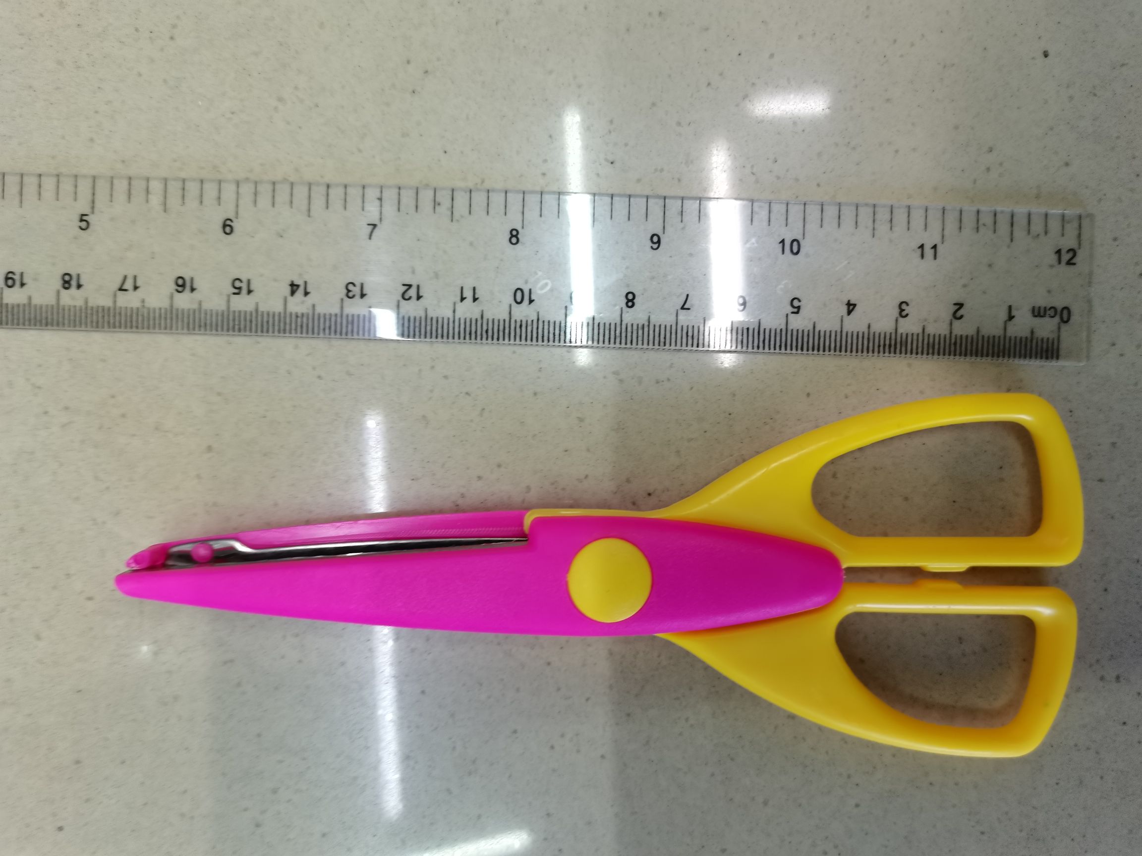 Lace scissors, office and educational stationery scissors, student scissors Specification drawing