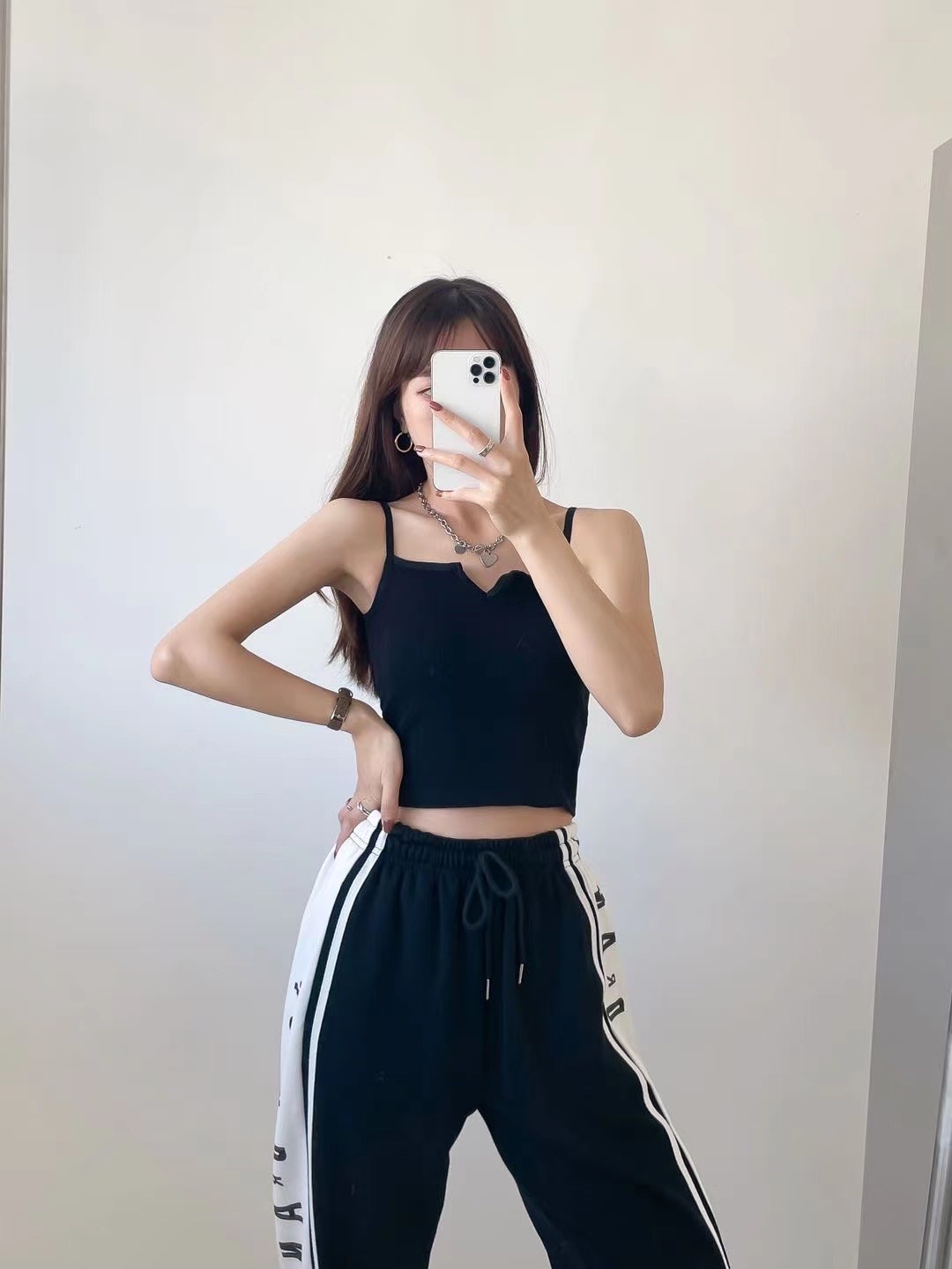 Instagram spice girl wind short style small sling female 2022 students new small V collar crop navel show thin pure color inside the back heart tide full figure