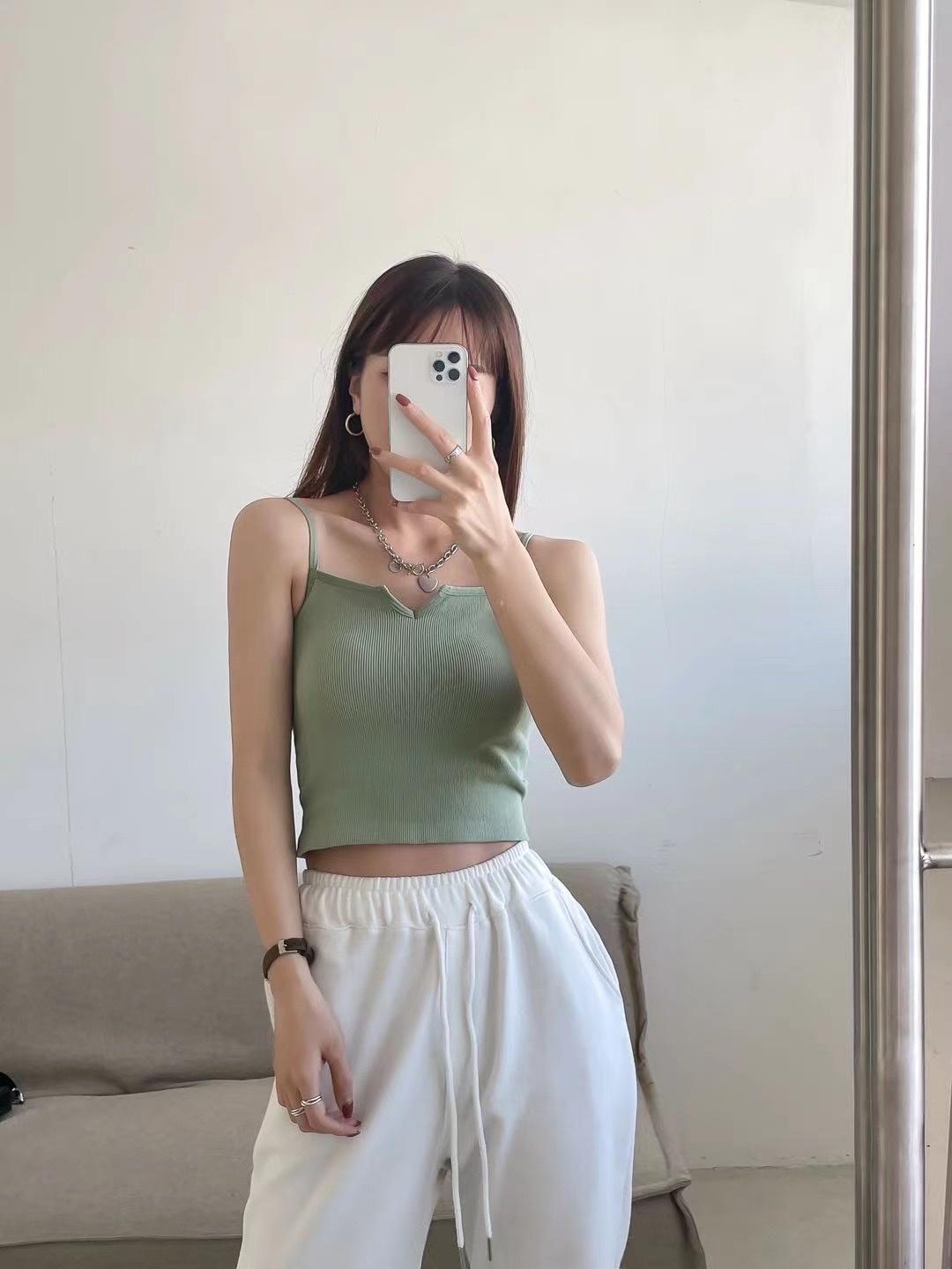Instagram spice girl wind short style small sling female 2022 students new small V collar crop navel show thin pure color inside the back heart tide details Picture