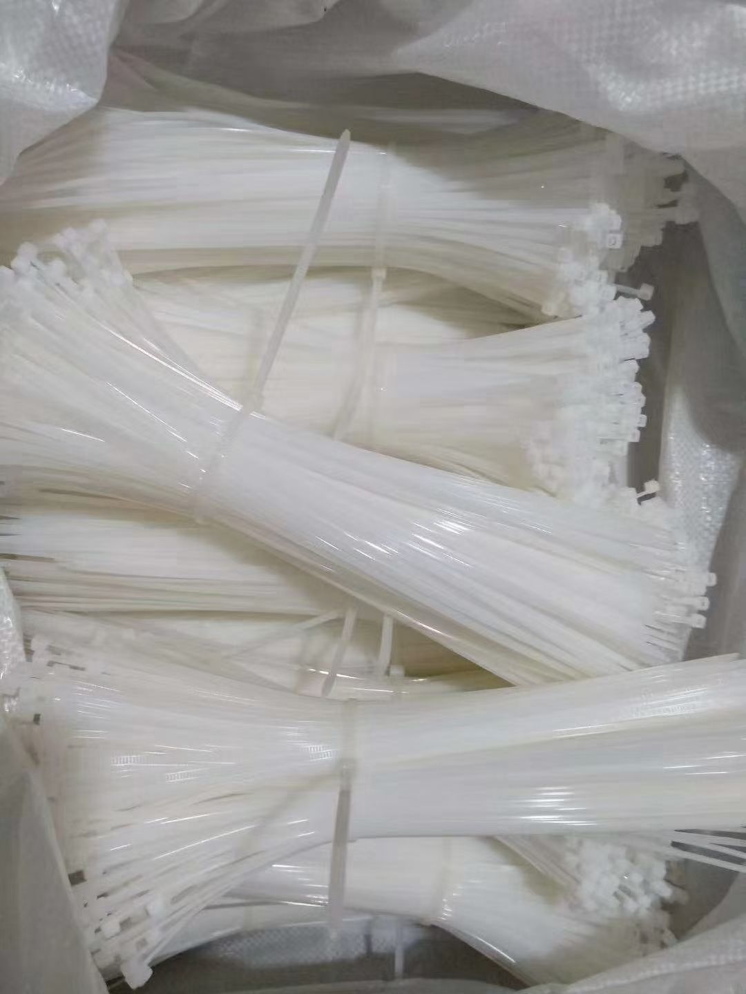 Self-locking cable ties, nylon cable ties, plastic self-locking cable ties, self-locking nylon cable ties Application Scenario