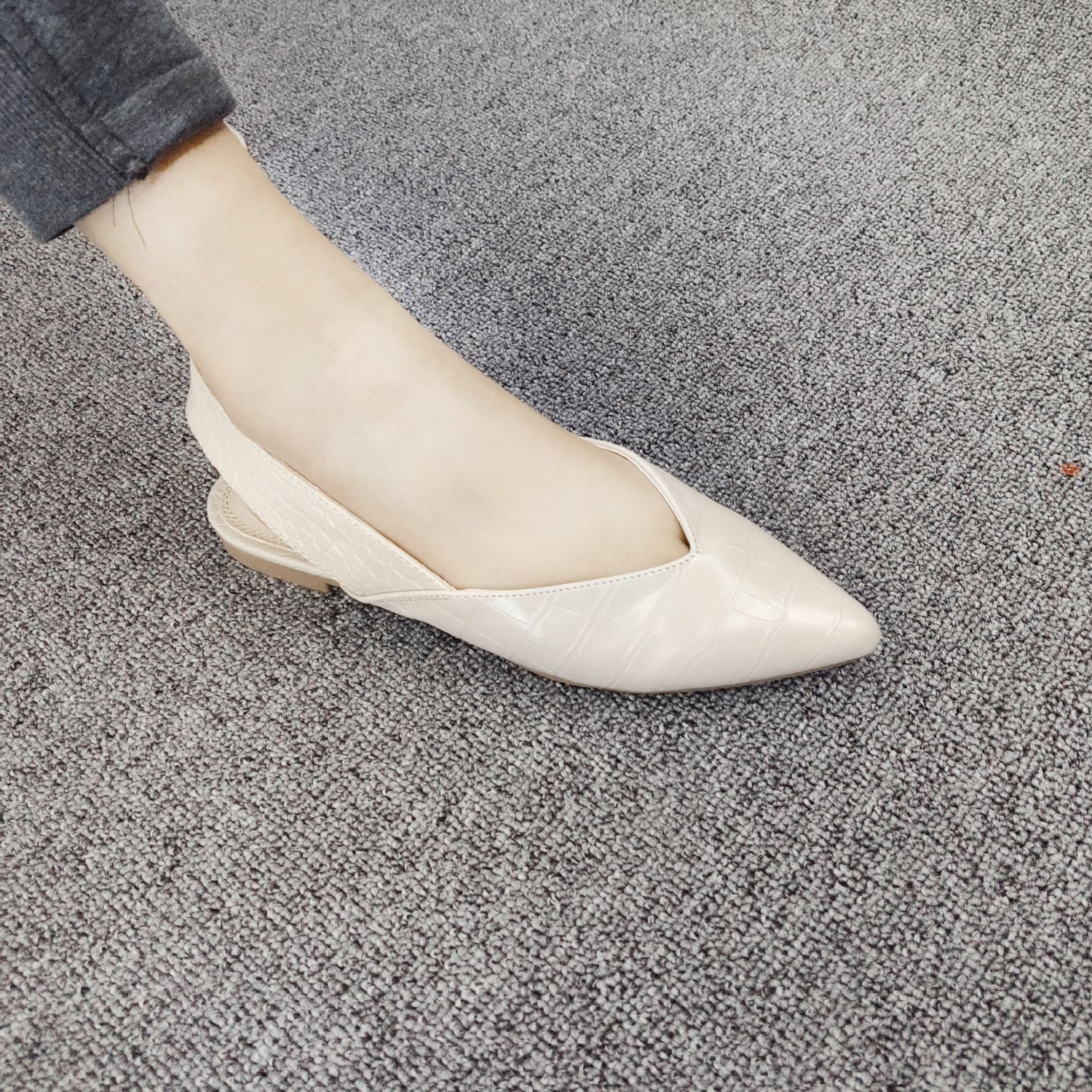 2023 New Style Women's Flat Single Shoes, Fashionable Pointed Crocodile Pattern Sandals, Dubai Edition Banquet And Dance Shoes, Sizes 36-41 Application Scenario