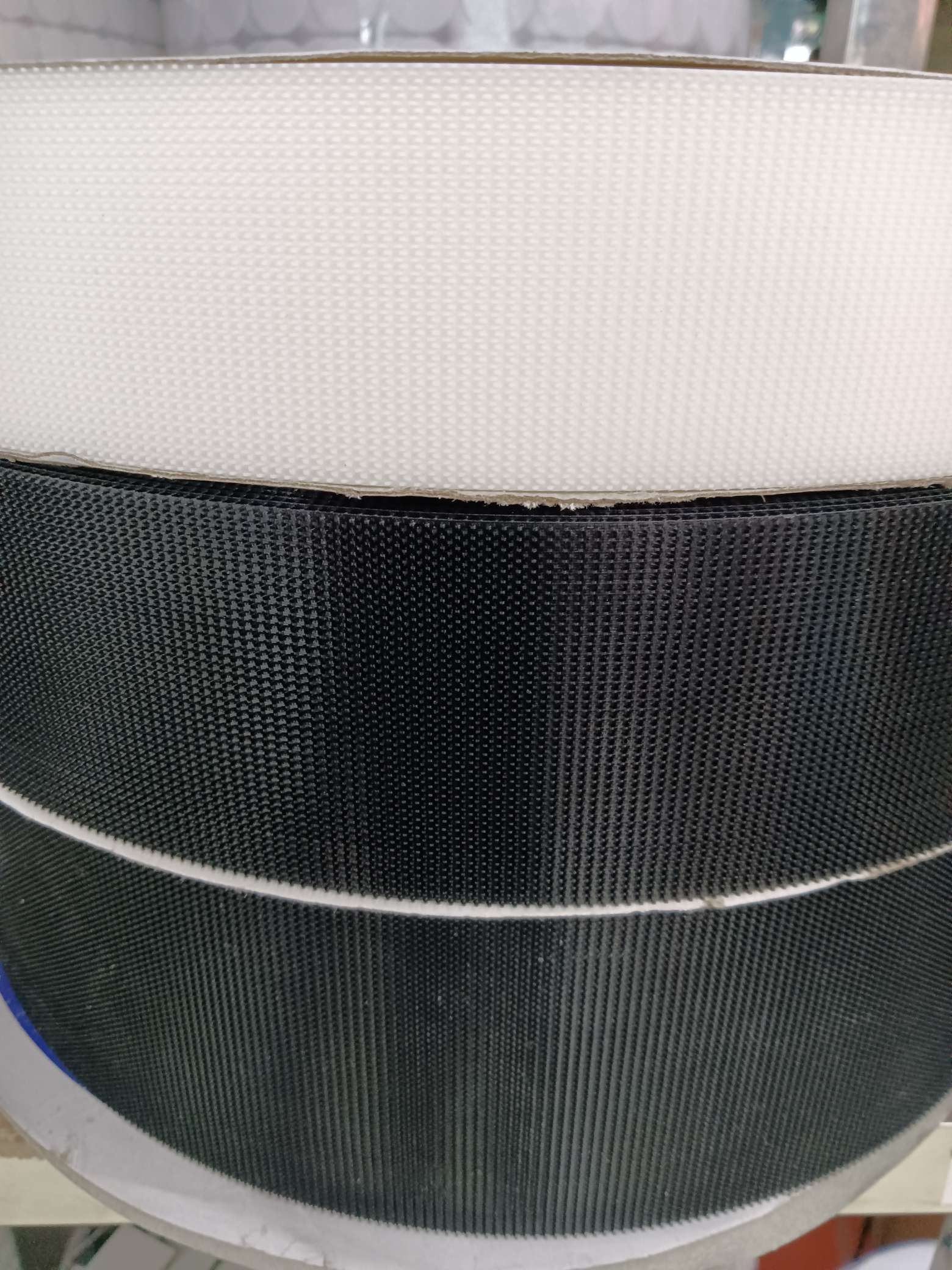 Velcro Clasp Ejector Hook Does Not Scratch The Wool Cloth Application Scenario