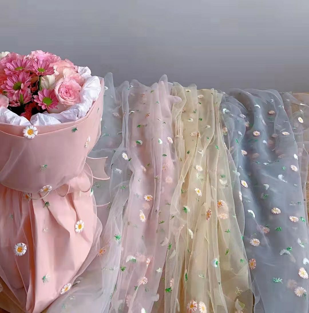 Daisy fairy gauze
Color: White, pink, light gray, apricot
Packing quantity: 120 packs per box
Specification: 1.0 meters *1.6 meters Specification drawing
