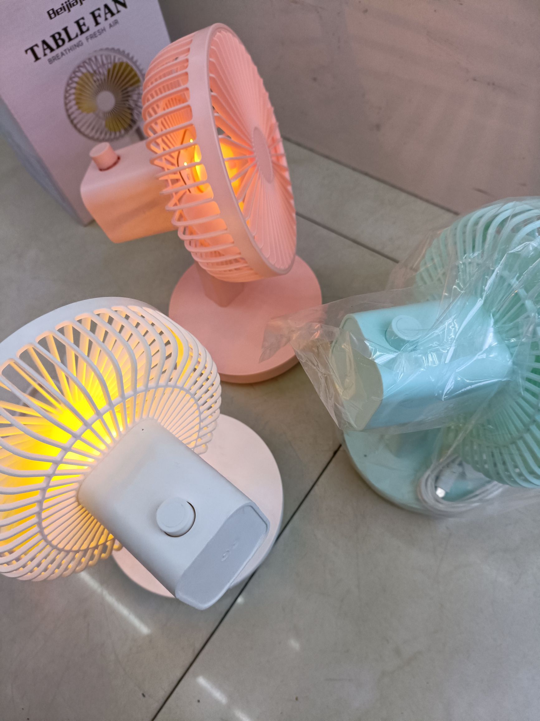 Shaking head with lamp table fan two-speed wind speed adjustment Application Scenario