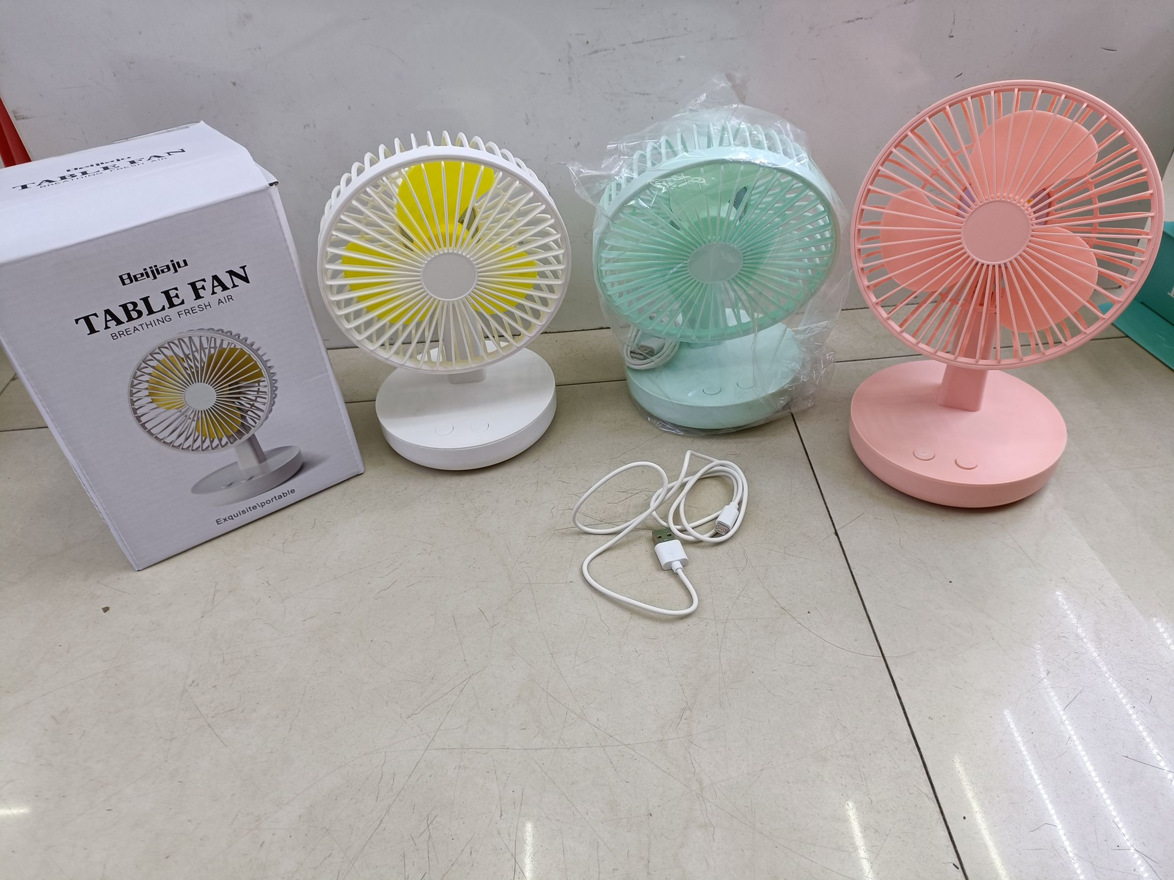 Shaking head with lamp table fan two-speed wind speed adjustment full figure